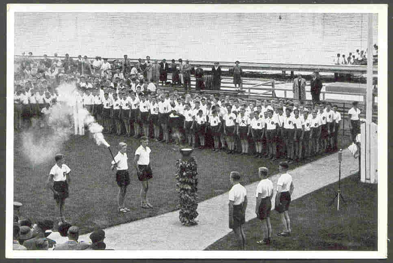 CC GER 1936 OG Berlin Reemtsma Band II No. 103 The Olympic Torch arrives at regatta course Berlin Grünau